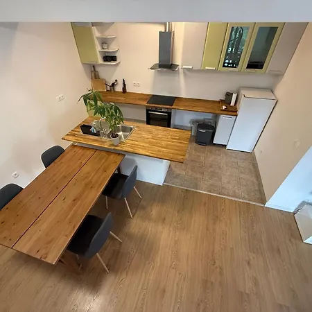 Big Duplex Terrace Free Parking Center
